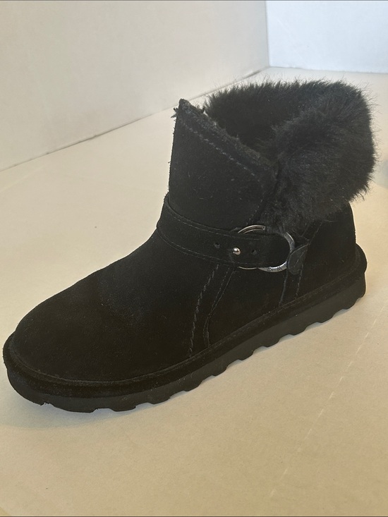 Bearpaw Shoes - BEAR PAWS BLACK SUEDE KONNIE BOOTS FEATURING DECORATIVE SIDE BUCKLE SZ 8